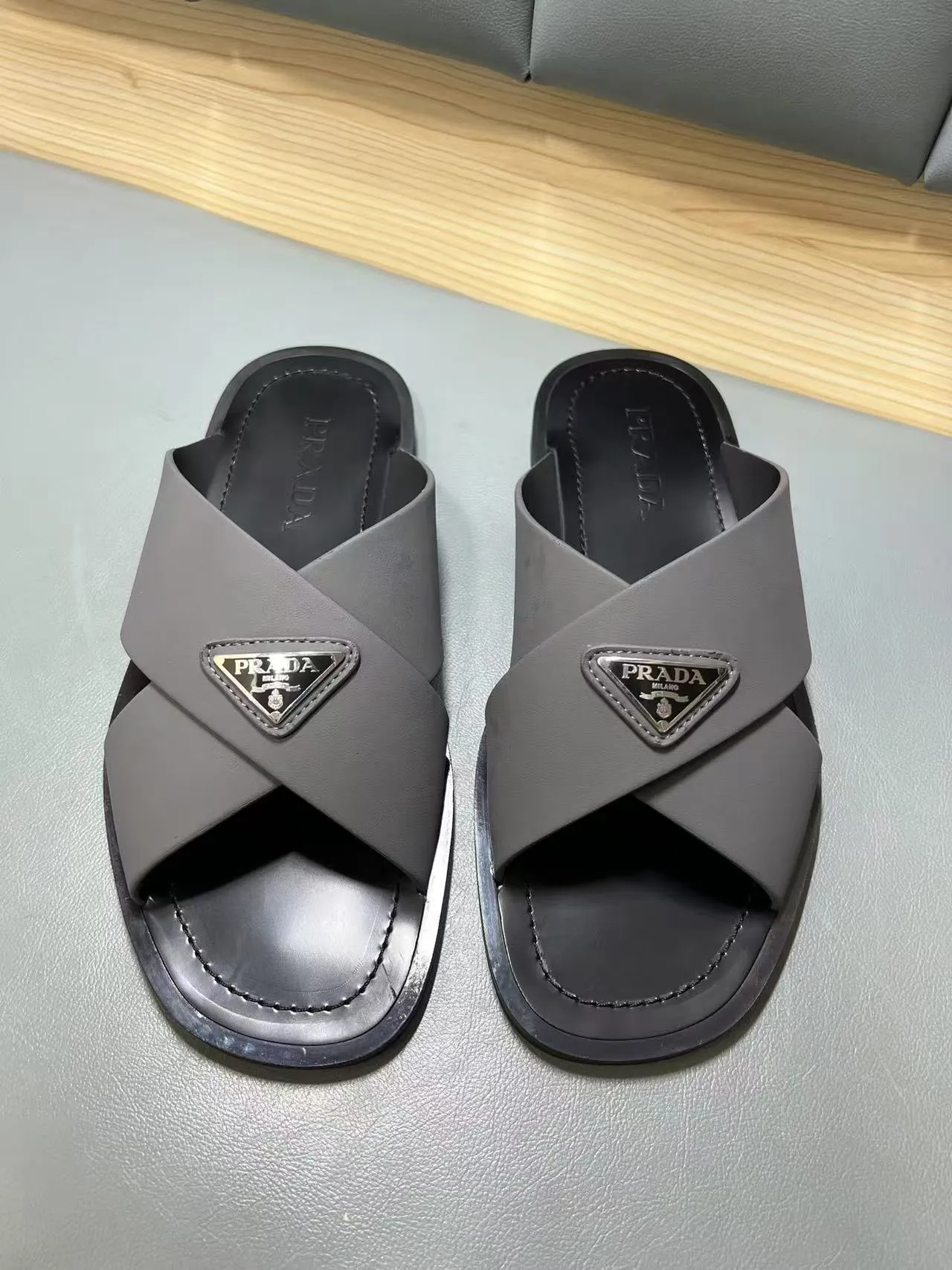 340💰PRADA Prada’s latest slippers are synchronized with the official website. This slipper is made of the brand’s unique and iconic Saffiano leather. The brand logo jumps out from the double straps, and the brand style is clearly visible. Cowhide gives men elegant charm and functional design, making it an ideal choice for vacation and leisure. Size:38-45
